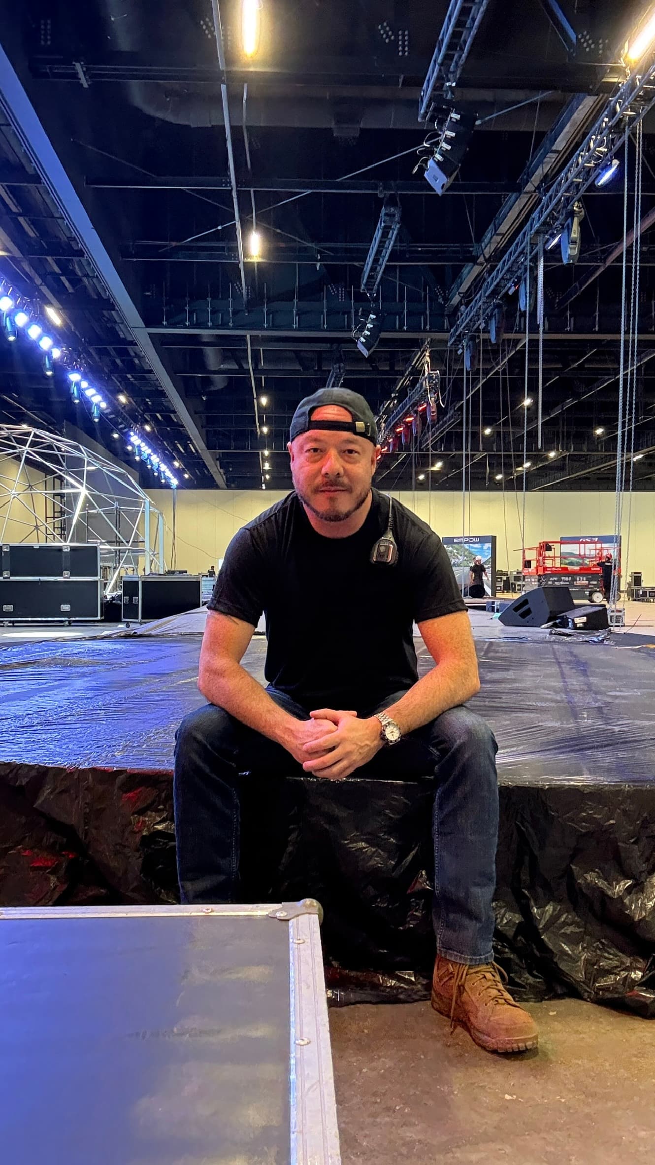 Michel Hirata durante a montagem de uma estrutura para evento